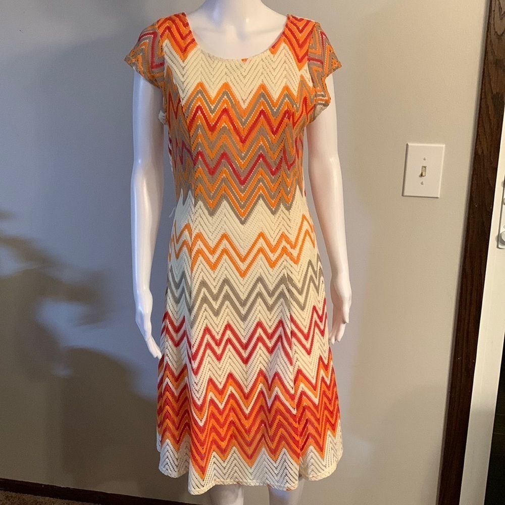 Sharagano Chevron design Lined dress Size 8, good condition bright spring colors